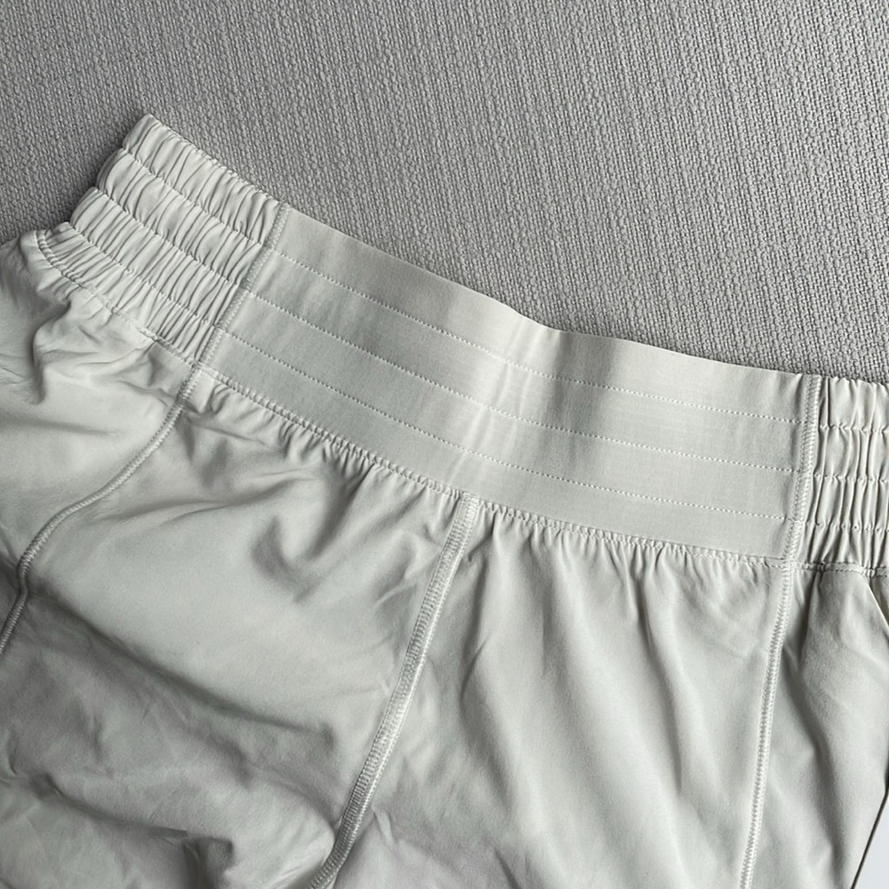 Lululemon hotty hot high rise short 4” lined - bone - size 6 - Picture 7 of 16